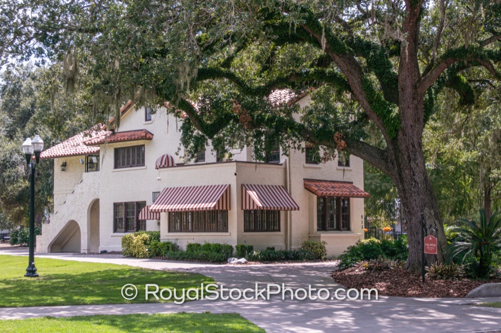 Architectural Charm at Lake Eola Park House Showcases Distinctive Florida Design Heritage on East Washington Street 20250829