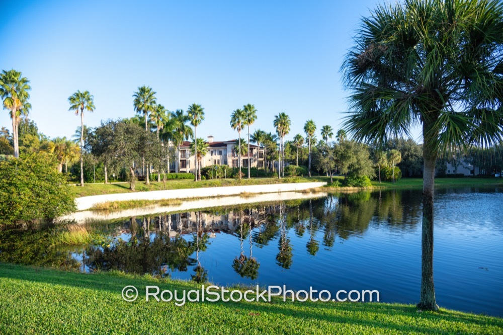 Modern Waterfront Residence Showcases Luxurious Living beside Kew Gardens Lake in Palm Beach Gardens on Gardens Parkway 20251108