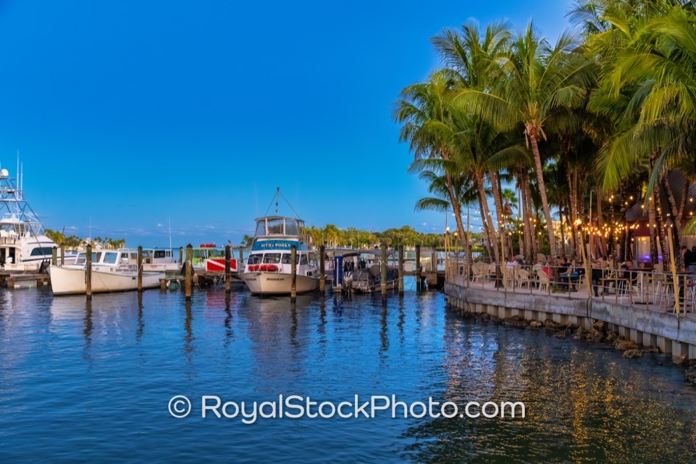 Vibrant Waterfront Dining and Recreational Activities at Jupiter Inlet Marina Invites Visitors at Sunset on Love Street 20251113