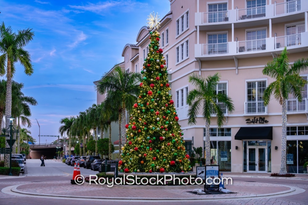 Iconic Holiday Spirit at Harbourside Place in Jupiter Florida Showcases Vibrant Community Atmosphere on Breakwater Court 20251205