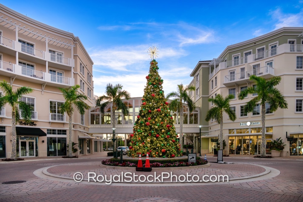 Upscale Retail and Dining Showcase at Harbourside Place in Jupiter Florida During the Holiday Season on Breakwater Court 20251205
