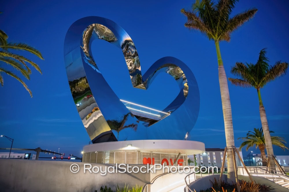 Modern Sculpture Icon at Heart in the Park Sets the Scene for Lifestyle Marketing in Port St Lucie on Southwest Discovery Way 20251212