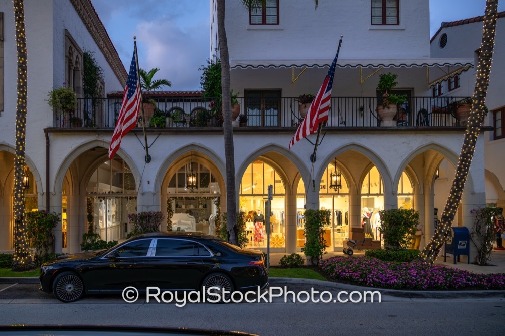 Opulent Ambiance of Worth Avenue Entices Visitors with Luxurious Shopping in Palm Beach at Sunset 20251223