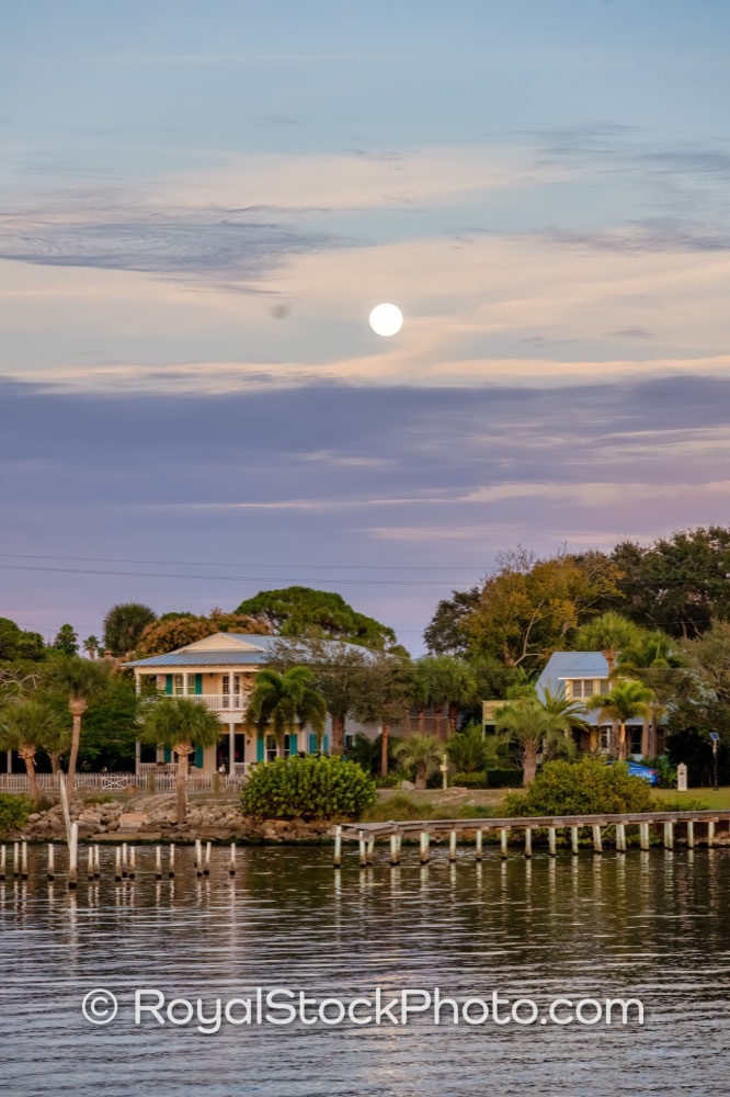Enchanting Riverside Drive Waterfront Property Captivates Real Estate Buyers in Melbourne Beach Florida 20260102