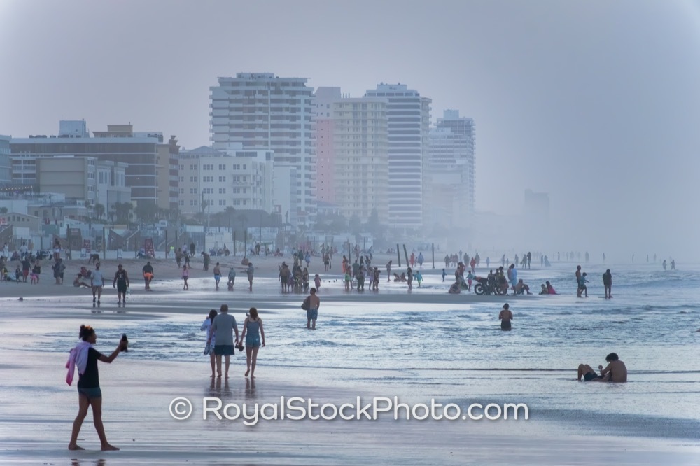 Engaging Attractions Draw Crowds to Daytona Beach Boardwalk During Enchanting Sunset on Main Street Bridge 20250718