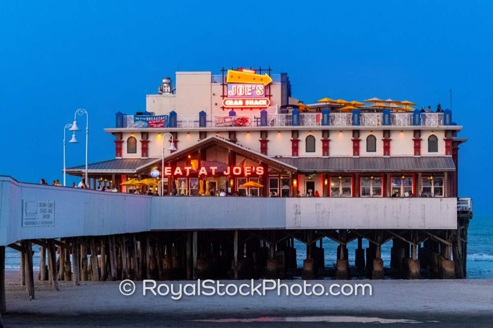 Unique Waterfront Dining Experience Highlights Evening Ambiance at Joes Crab Shack in Daytona Beach on Main Street 20250718