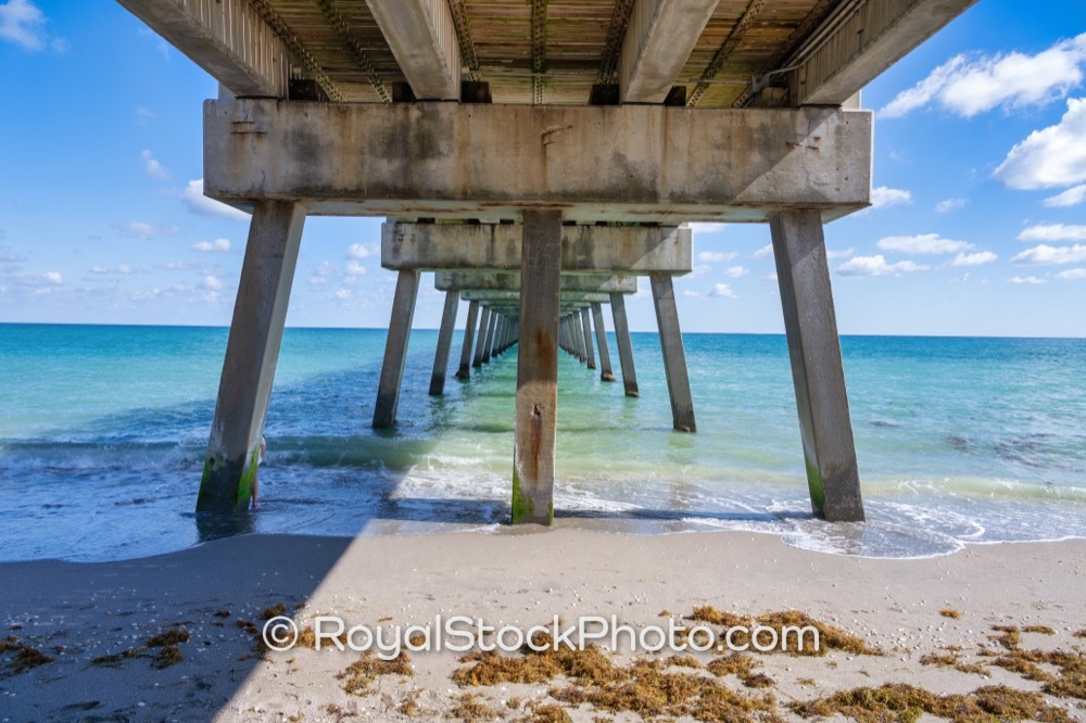 Coastal Architecture Highlights Recreational Opportunities at Juno Beach Pier Along Floridas Atlantic Shore on US Highway 1 20251121