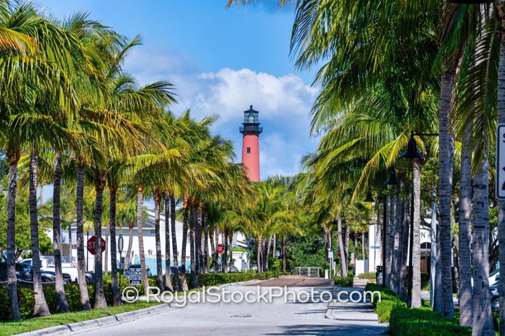 Iconic Jupiter Inlet Lighthouse Presides Over Scenic PalmLined Avenue in South Florida on Lighthouse Road 20251121