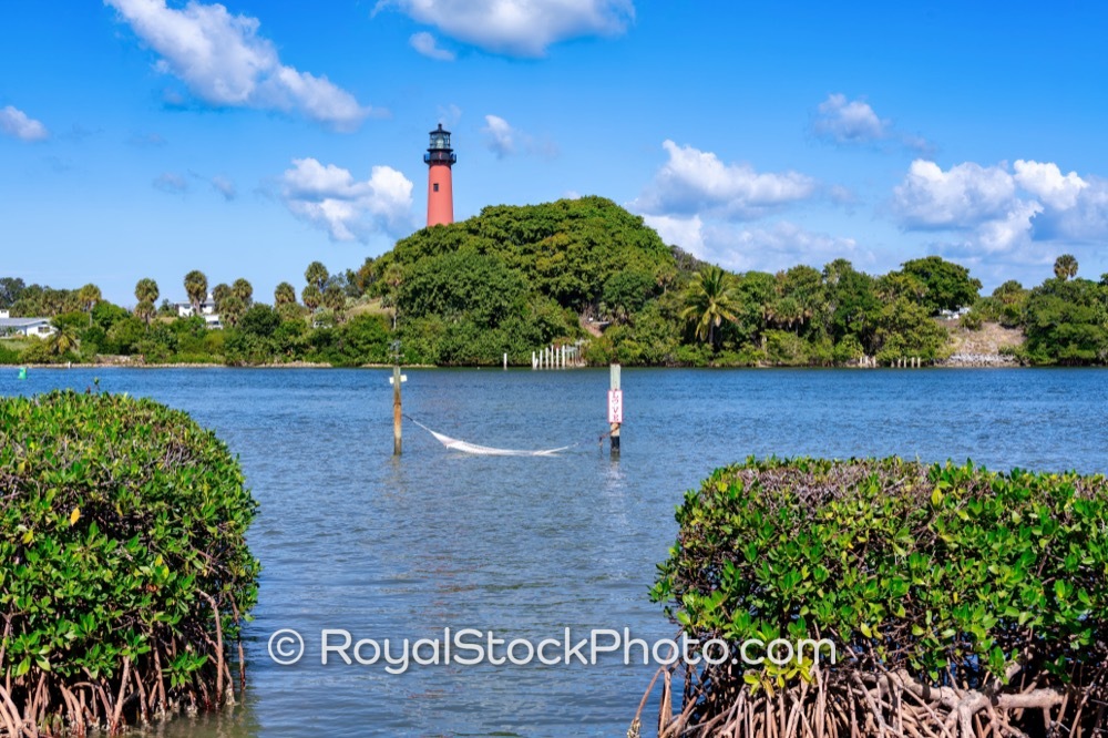Community Residents Enjoy the Scenic Landscapes Surrounding Jupiter Inlet Lighthouse in Florida on Lighthouse Road 20251121